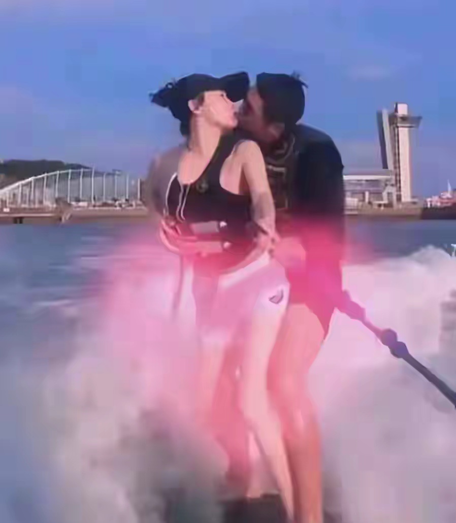 霍思燕和杜江在海上冲浪，每一个镜头都像拍大片，俩人玩得真刺激 