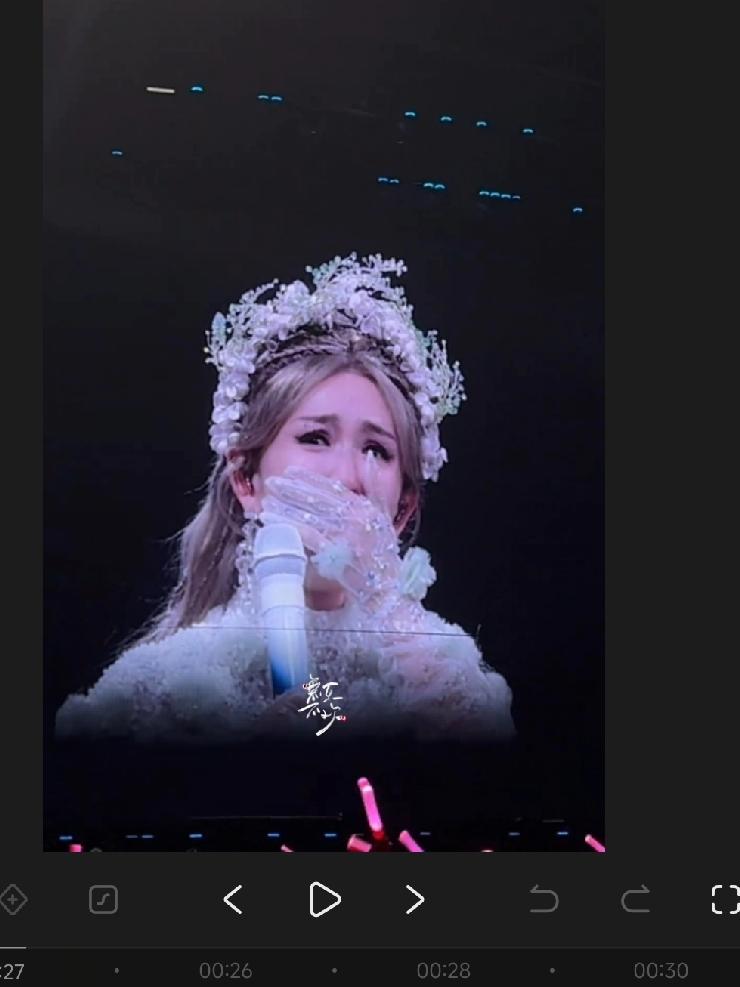 我不羡慕谢娜家财万贯、家庭圆满儿女绕膝，唯独羡慕她身边永远站着何炅。
本来以何灵