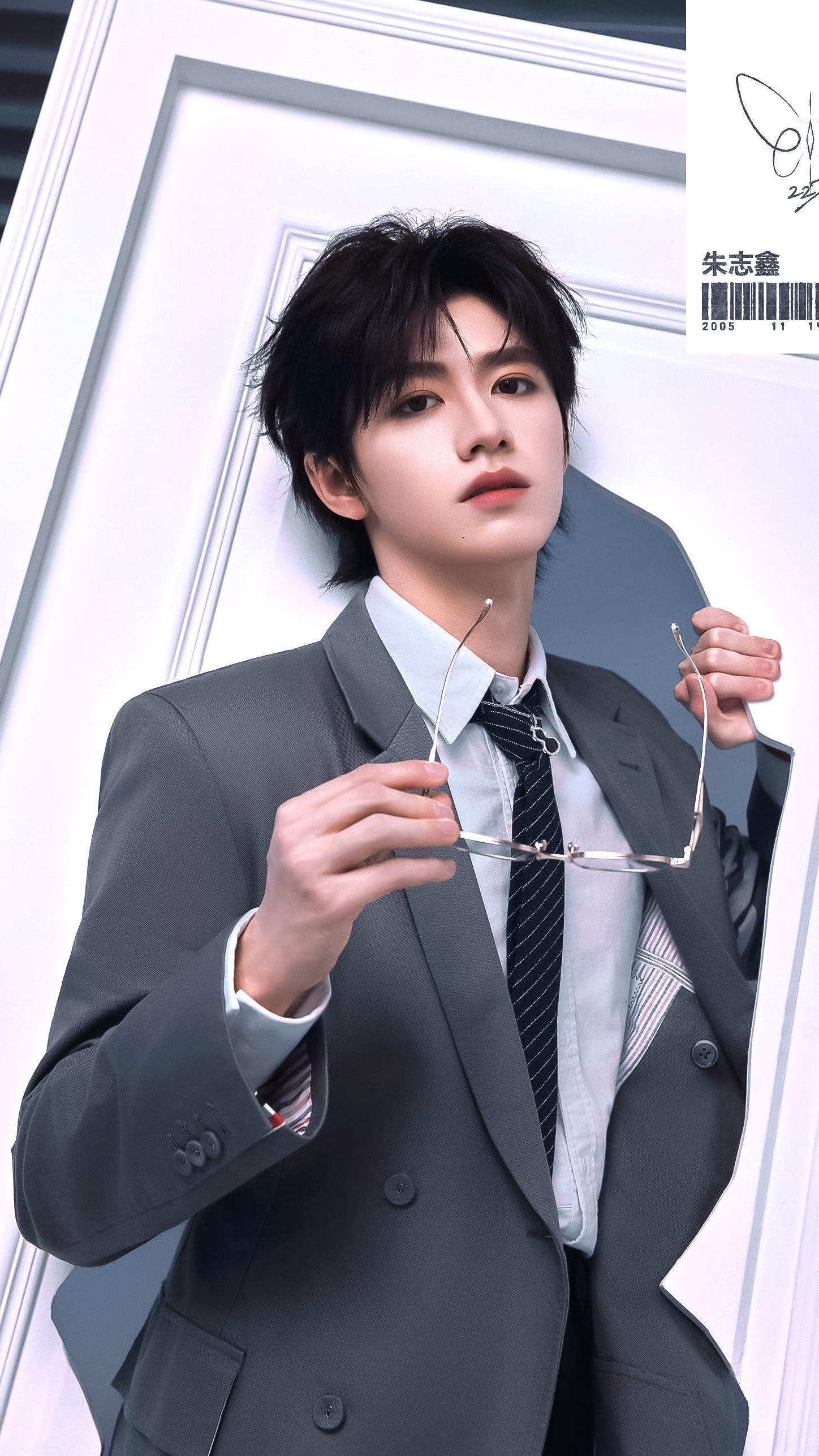 朱志鑫粉丝反对网传的登陆少年组合团体人数变为双数！必须保证朱志鑫的唯一C位地位！