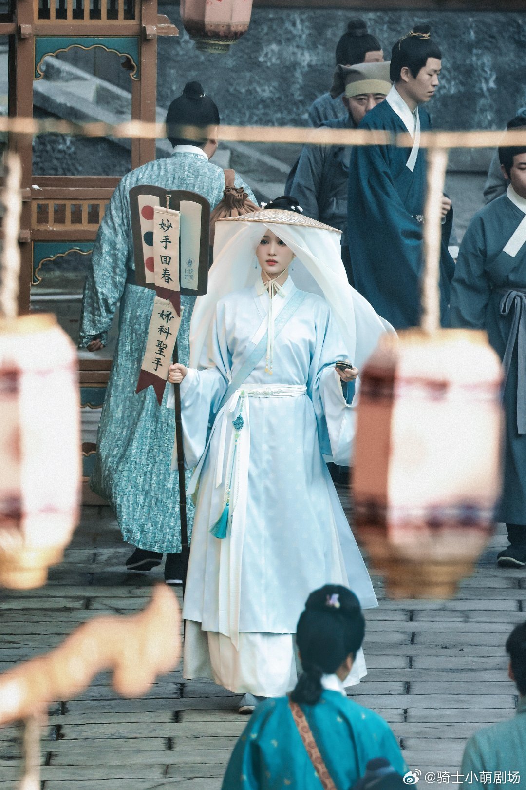 王楚然片场小猫咪谁能拒绝美而萌之的王楚然 采薇片场萌态尽显，王楚然温柔又可爱，治