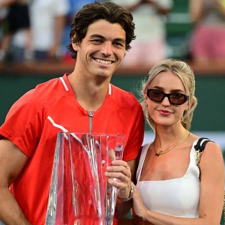 网红摩根·里德尔(Morgan Riddle)是弗里茨(Taylor Fritz