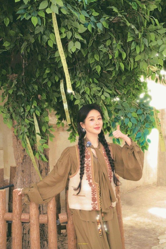 杨紫玉兰花开君再来 💜杨紫董竹君 喝酒需千杯，情书需三行，你的笑我看一眼就醉 