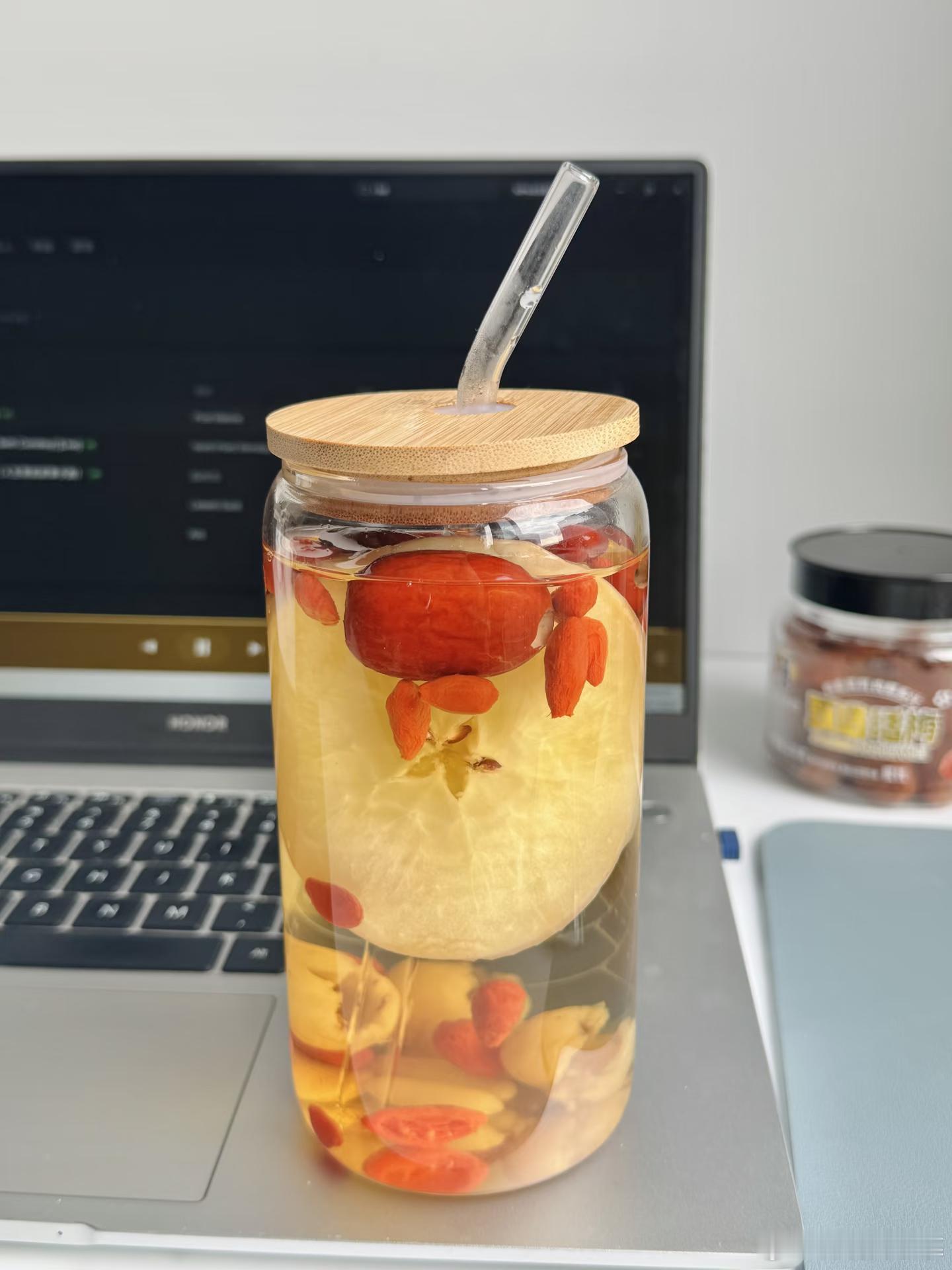 来杯苹果黄芪水补补气血 