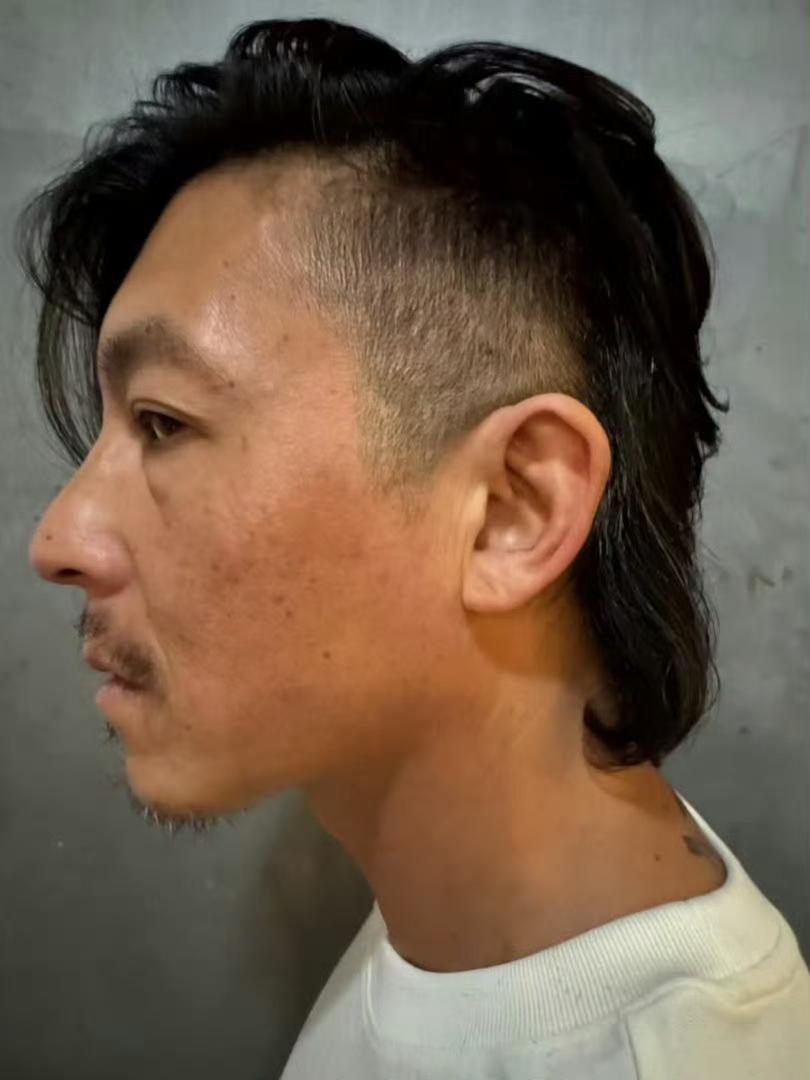 天呐，陈冠希开始长老人斑了，才四十多岁。曾经的那个美少年当真是一去不返了。