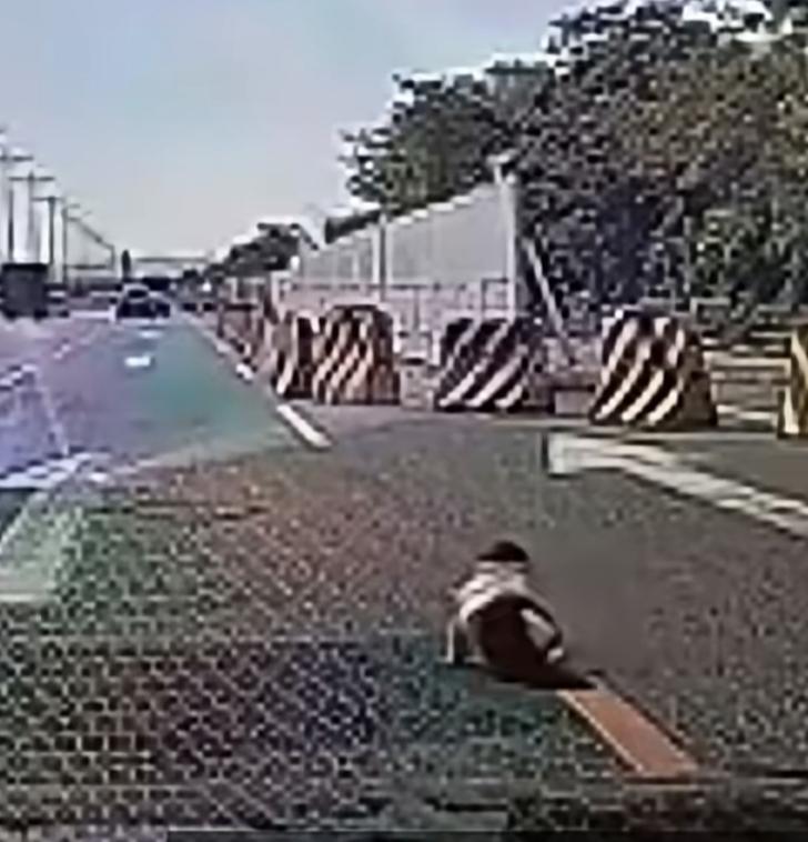 惊险！
幼童爬出马路
司机秒变超人停车救援，一名幼童突然爬出马路，司机见状急停与