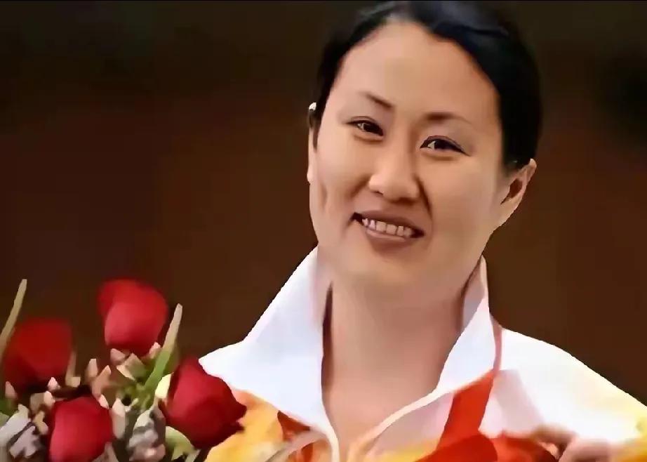 她曾是举重赛场的传奇，六年狂揽9枚金牌，两破世界纪录，却因教练递来的“大力补”药