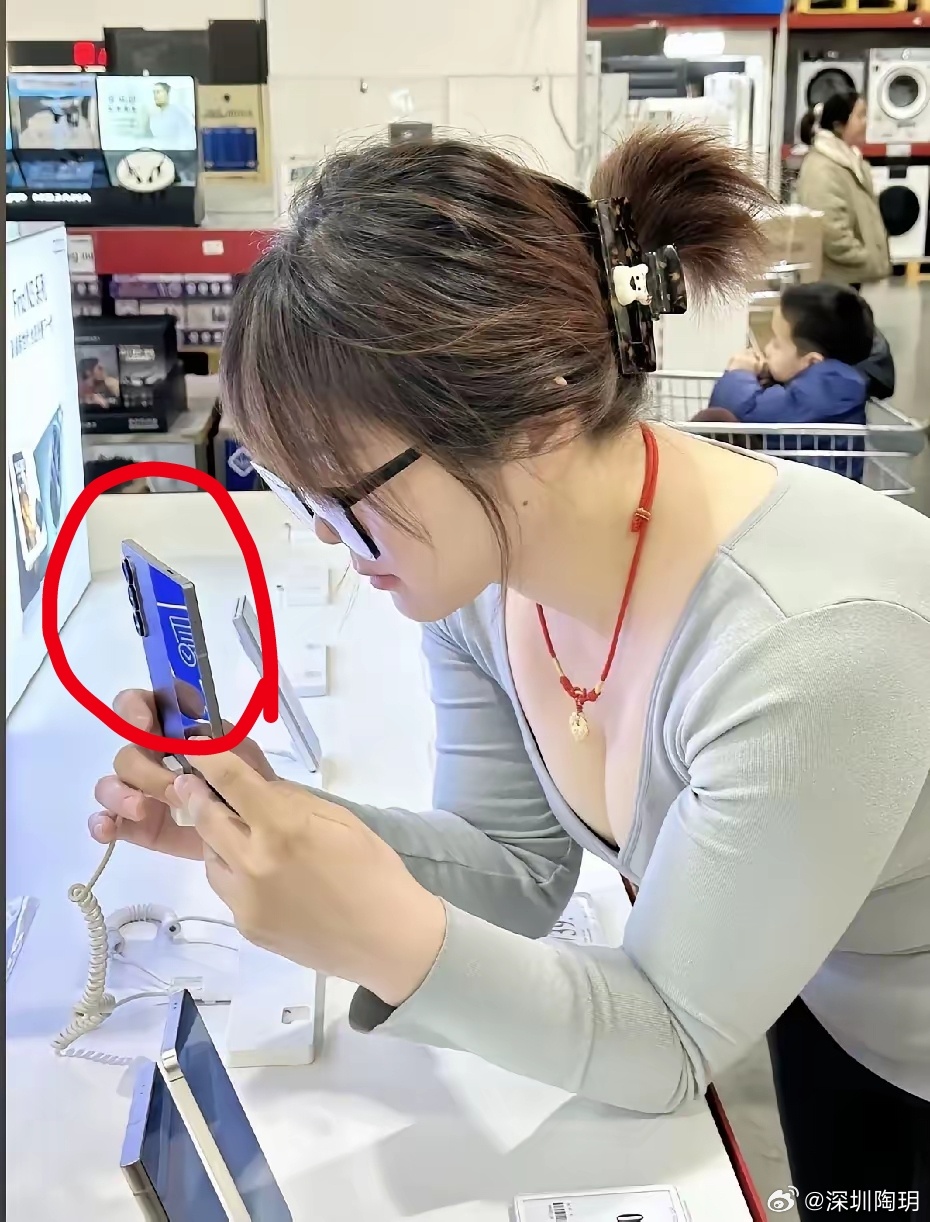 表姐挑手机，这哪款机子啊？不像苹果，也不像华为？