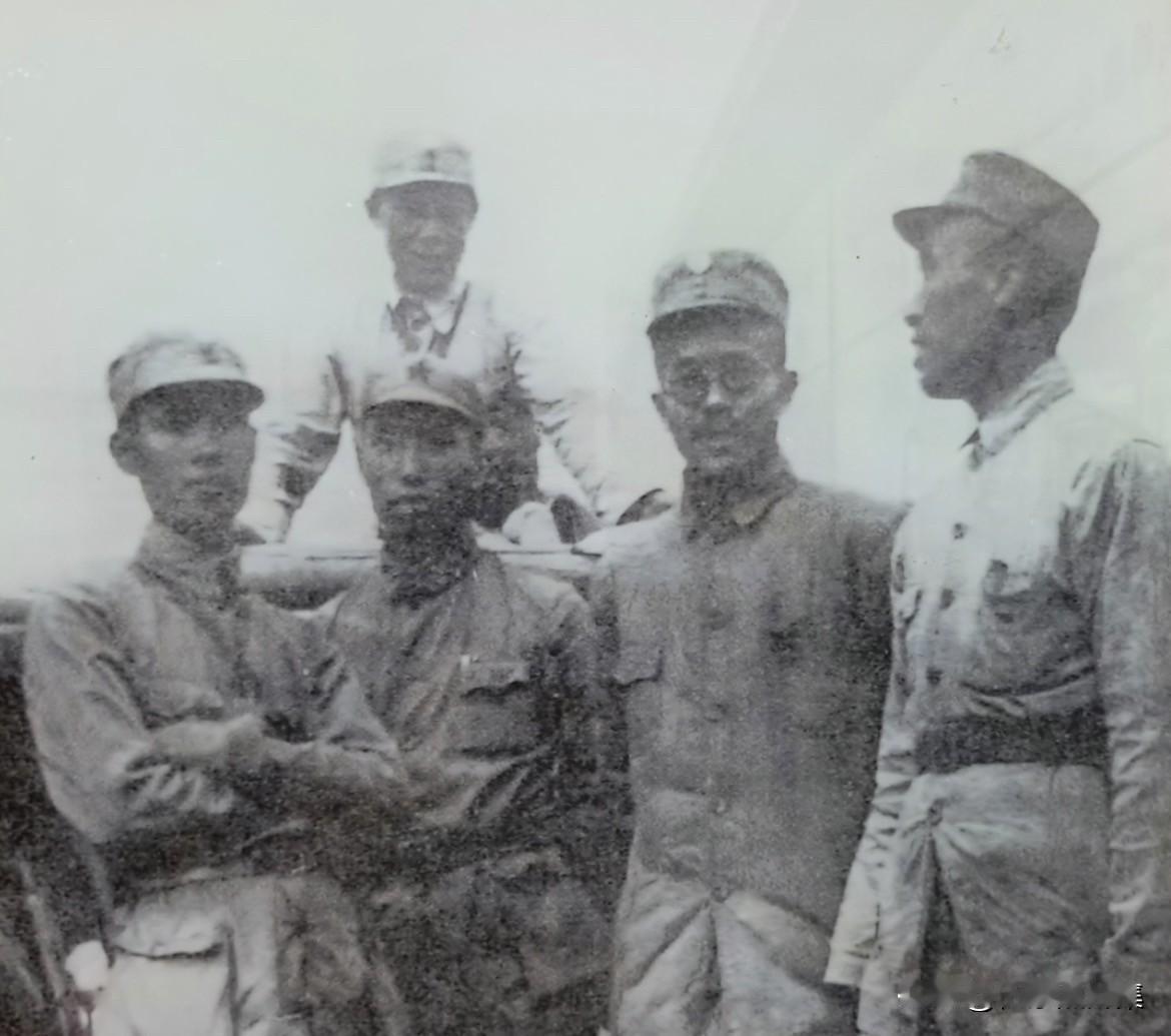 1937年9月，朱德（右一）、任弼时（右二）、左权（右三）等率八路军东渡黄河，开