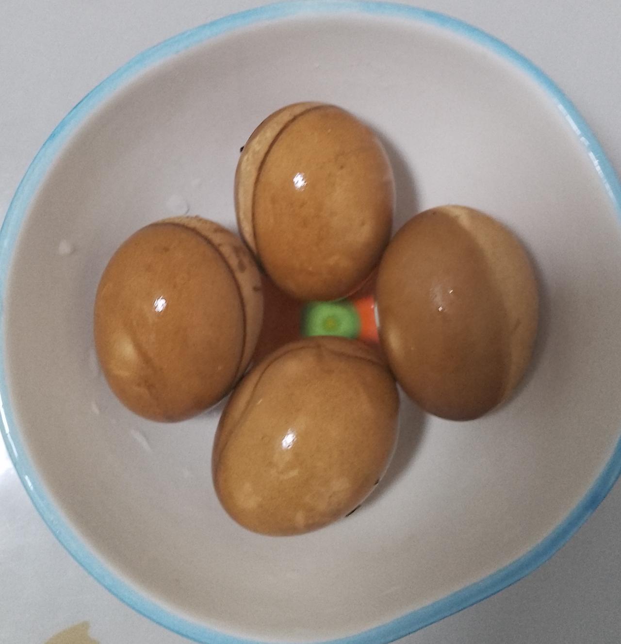 在家里自己做的茶叶蛋，我用的是红茶叶，泡了一晚上就这样了，我是加盐水煮熟的。女儿