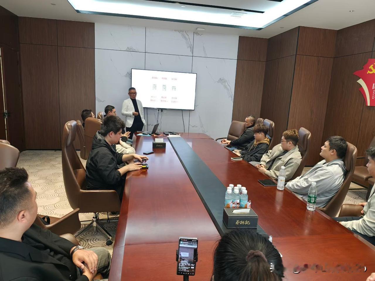 武汉地标老字号蔡林记的新活力
​新店型和出海的营收屡创新高
​餐饮O2O走进企业