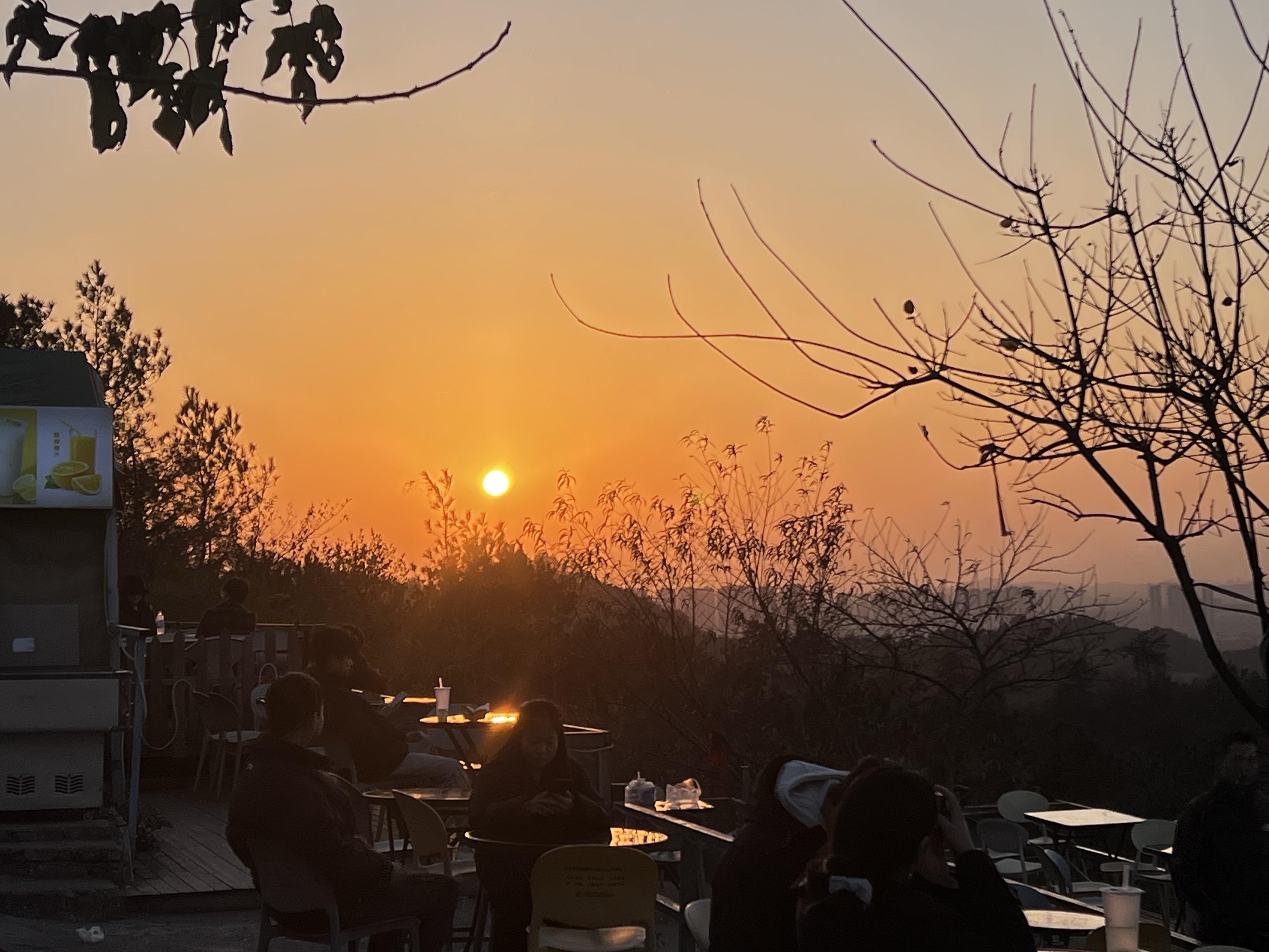 明知夕阳留不住，却将心事付黄昏。 如若再回初见时，只看黄昏不看人。 残...