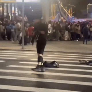 台北车站4死5伤的随机砍人案，比凶手的长刀更扎心的，是围观者的“看客心态”。27