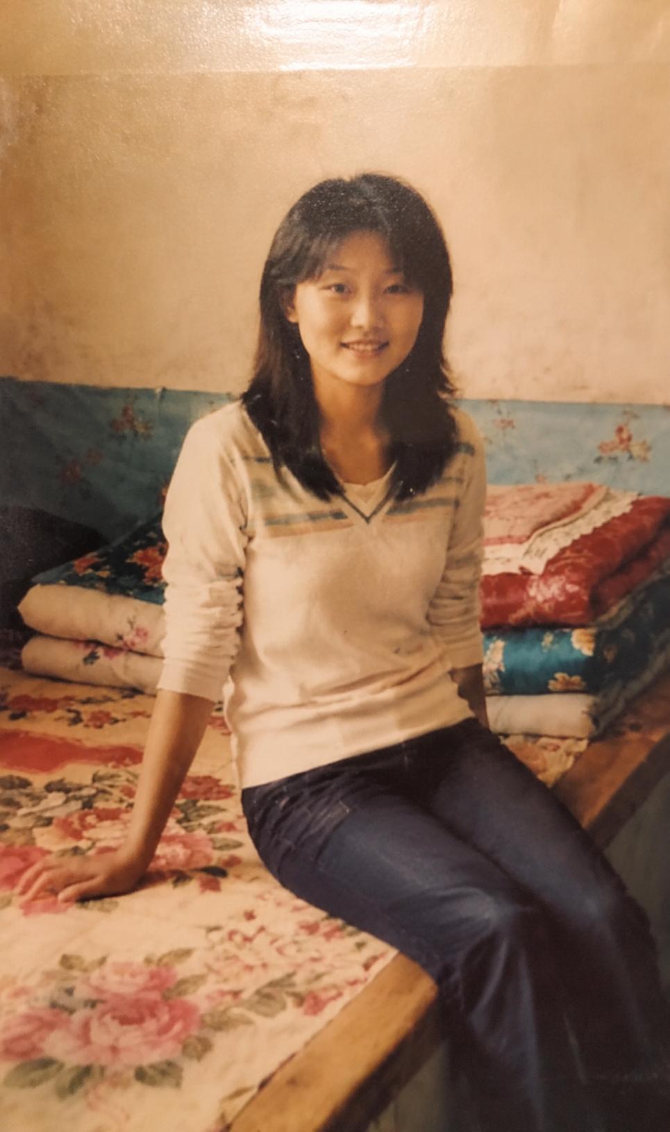 这是98年我上高一的时候在姥姥家拍的，我坐在姥姥铺好的炕上，上边整整齐齐的花被子