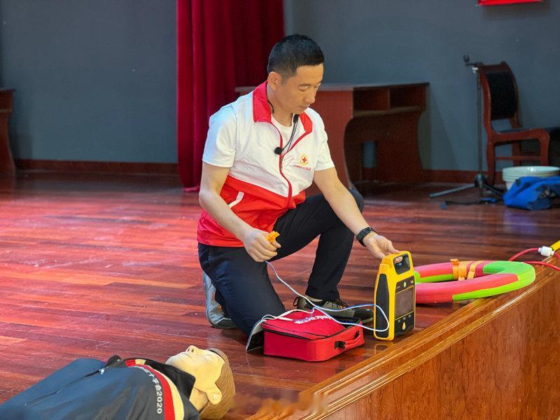 宁波慈溪救护师街头挺身救人彰显大爱担当 2月22日深夜十一点半，杭州临平区发生交