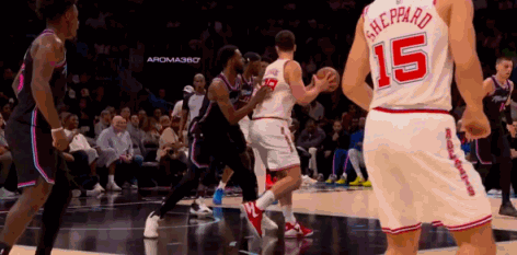 铁肘！申京这一下把威金斯干懵了！
在今天NBA常规赛火箭对阵热火的第三节比赛中，