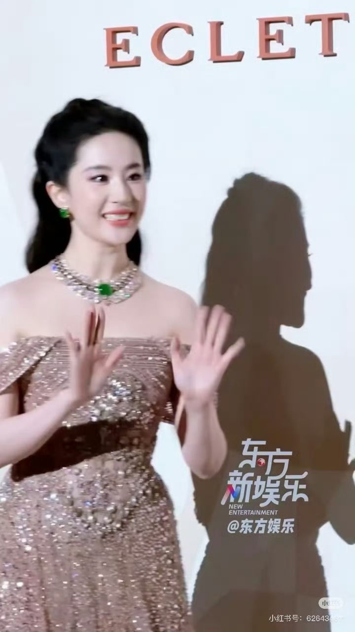 晚宴也是在CEO旁边，图二是今天最开心的瞬间，习惯我菲的冷脸吧，天仙没有表情时候