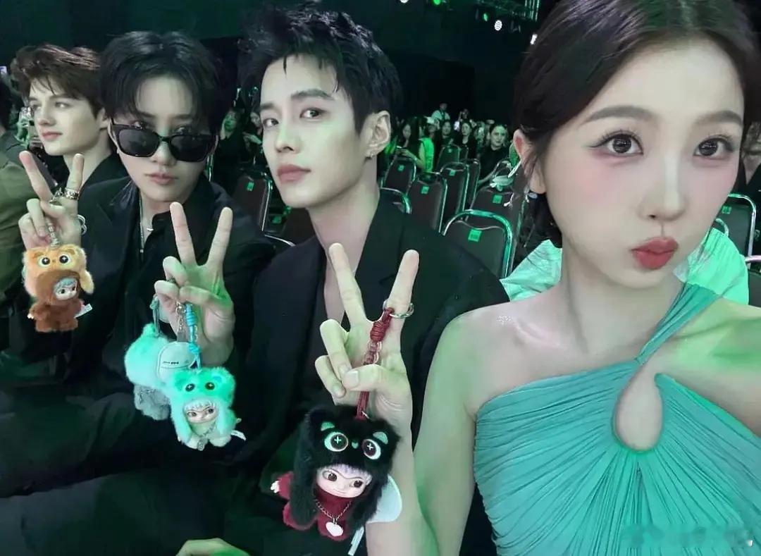 爱奇艺发了虞书欣双轨剧组的合照，早日播出[yeah] ​​​