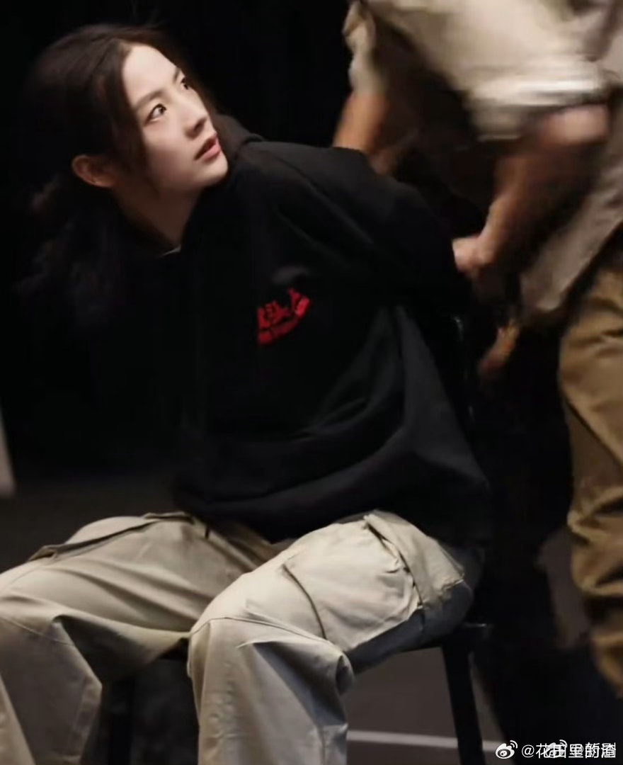 陈丽君13岁告别村子学艺陈丽君越剧启蒙在父亲的哼唱里 父亲的哼唱是童年的旋律，1