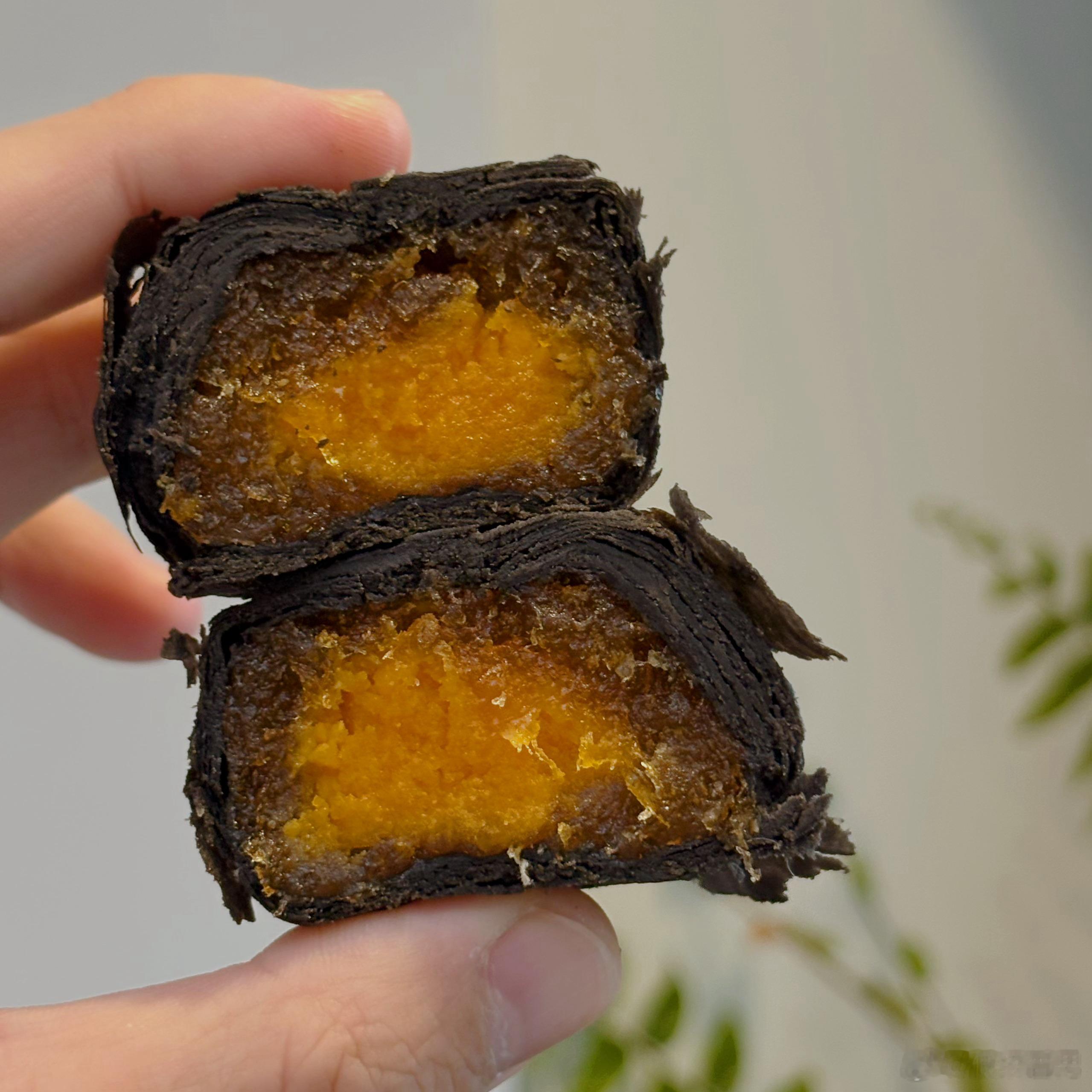 蛋黄酥也上了，给我的样品发的自由口味混装！我最爱吃的是黑金，妈呀，结合了蛋黄酥和