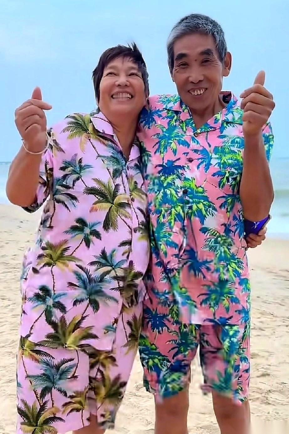 几十岁的人了，一个浪打过来，尖叫着往回跑，笑得像个孩子。
说真的，这一幕看得我心