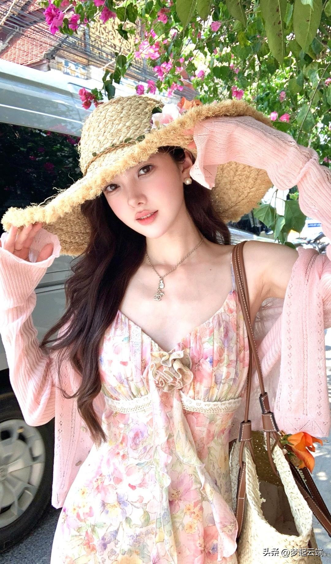 夏日甜美穿搭，粉色连衣裙搭配草帽，清新自然，少女心满满！🌸💕