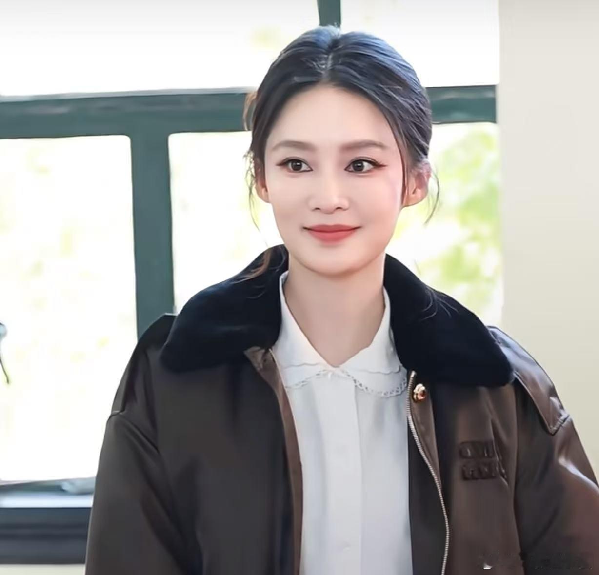 李沁好美😍miumiu女孩演绎的很到位吖～李沁的气质也很好，端庄大方，同框没在