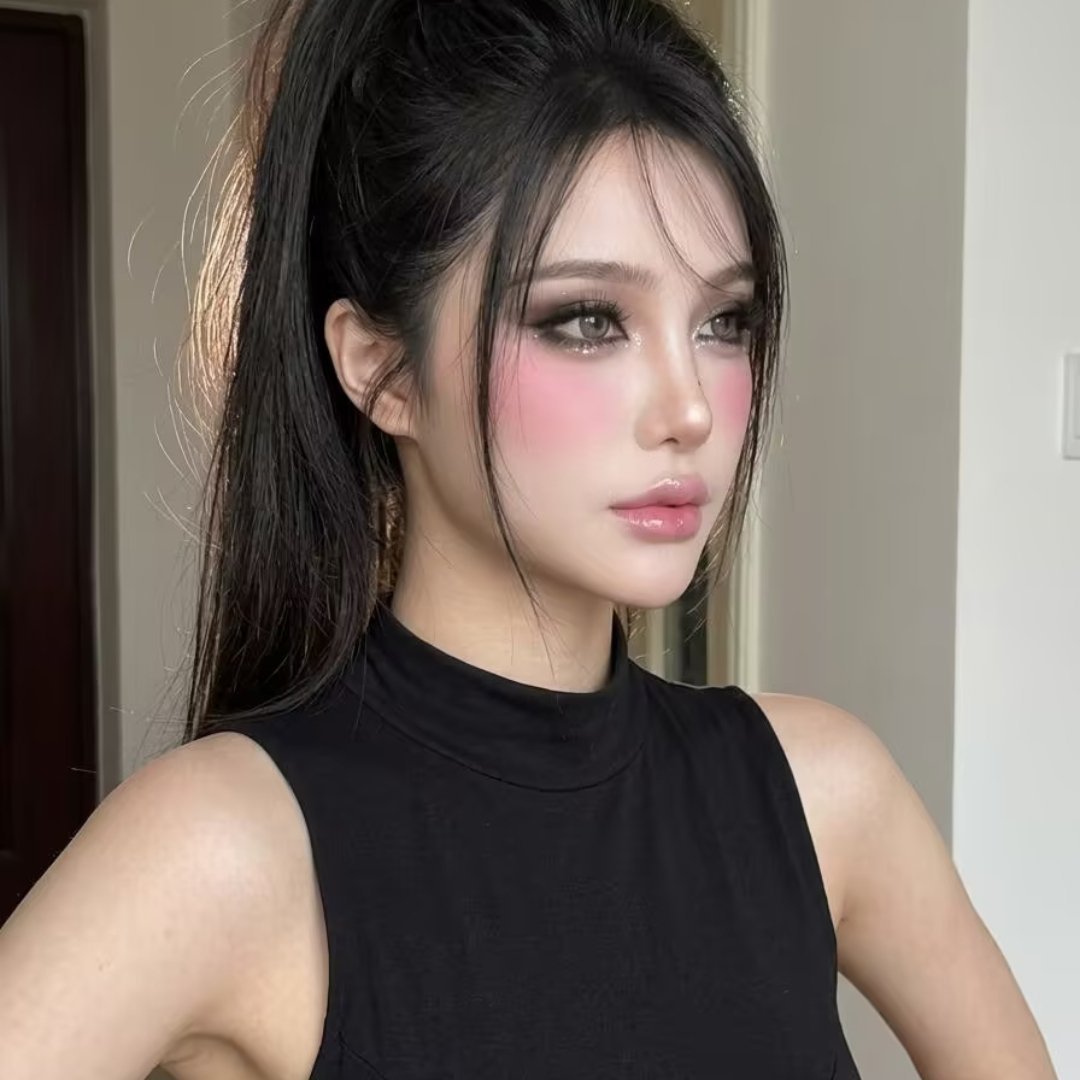黑粉碰撞甜酷烟熏妆，高马尾辣妹直接封神，甜妹烟熏妆反差感直接拉满!灰调小烟熏铺满