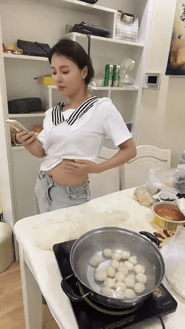 女子这种做汤圆的方法，我还是头一次见。但就是不知道这样做出来的汤圆到底香不香？