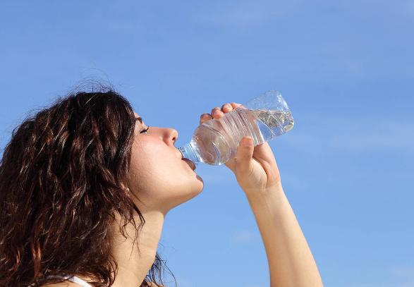 医生：肾开始衰竭的信号，很多人都没放心上，喝水后可能就知道？

喝完水没多久，身