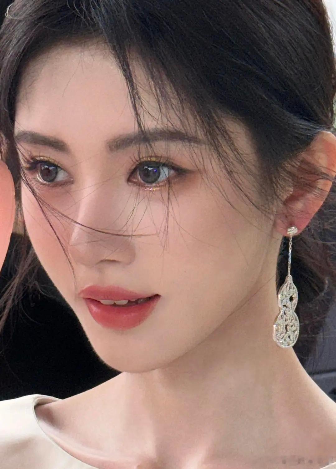 谁敢看一看他给鞠婧祎扩唇了多少 眼妆有多重吗 甚至我觉得底妆也不干净 白瞎了我们