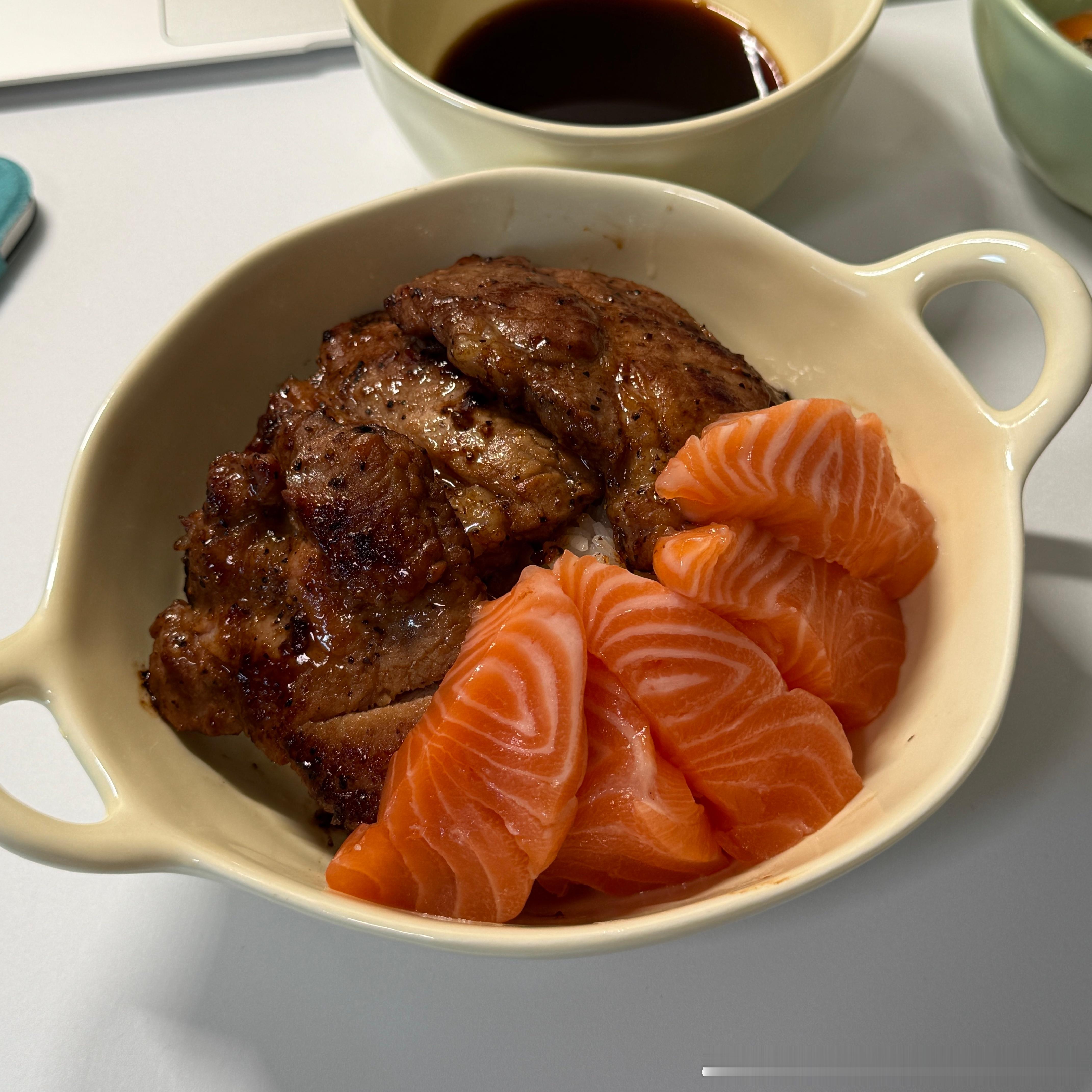今天中午做的黑椒猪排和三文鱼双拼饭[笑而不语] ​​​