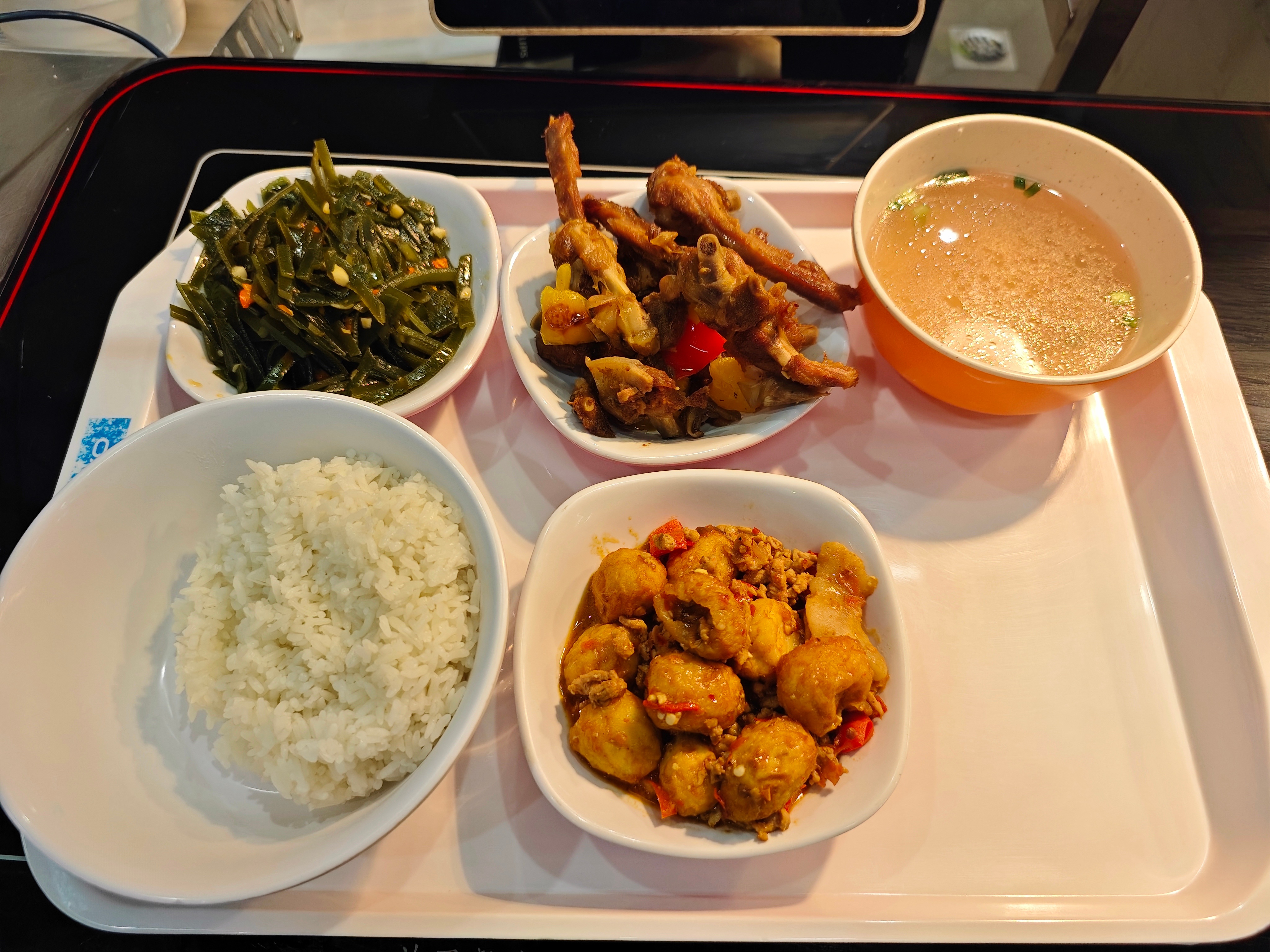 蓝厂15元的员工餐，吃完继续搬砖。今天是我们南方的小年吧，祝大家小年快乐。[作揖