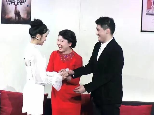 闫学晶这事儿真挺让人无语。前几天她在直播间哭穷，说儿子一年几十万在北京不够全家开