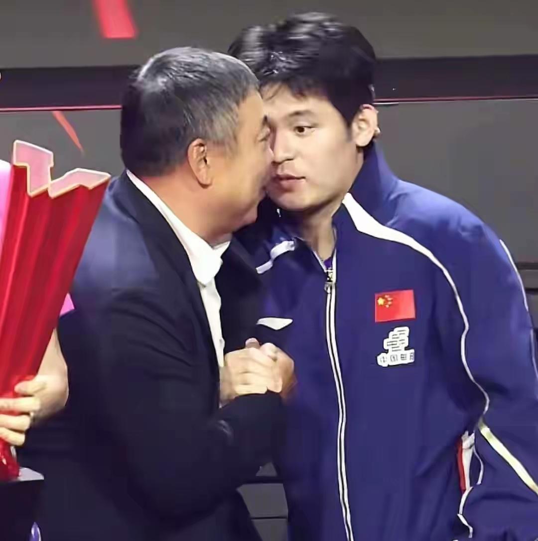 刘国梁对林诗栋寄予期望。

新加坡大满贯赛林诗栋/黄友政输给了勒布伦兄弟仅获亚军