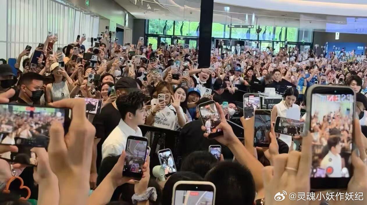 樊振东生图直出太能打了樊振东自带王者气质！漫天樊星永远陪伴着他！ 