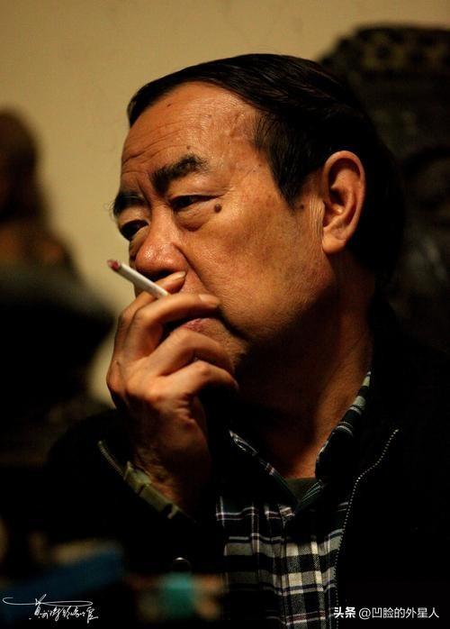 “流氓作家”贾平凹只用2句话。精辟道出女人的问题：养眼的女人，裙子下面早已泛黄，