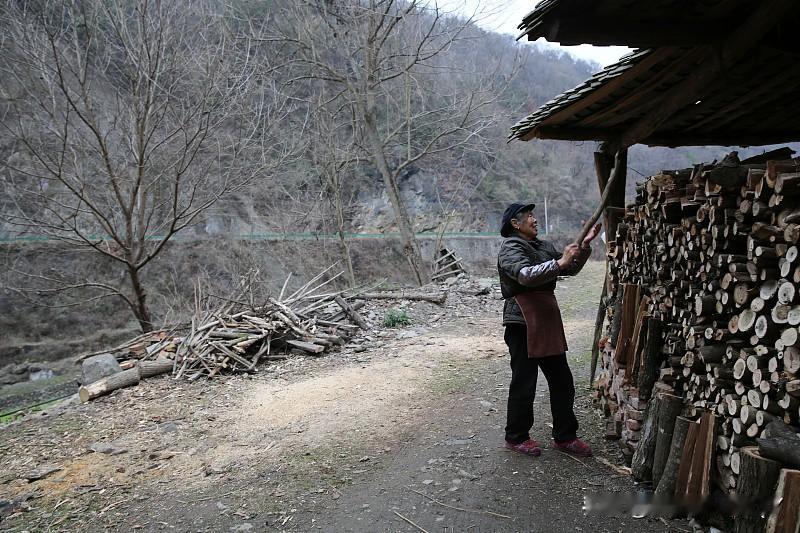 今天是八月二十四民间俗语有
八月二十四落雨，立冬就飘雪，要是当天下雨，立冬就容易