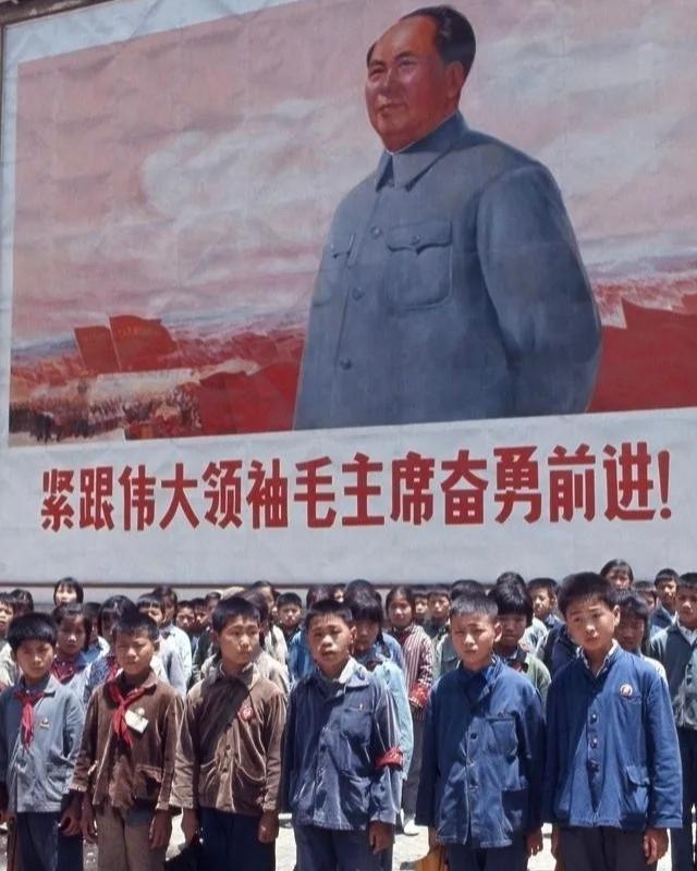分享历史珍藏照这张照片对现在的人来说很有点看头，在一幅巨大的毛主席画像前，学生们