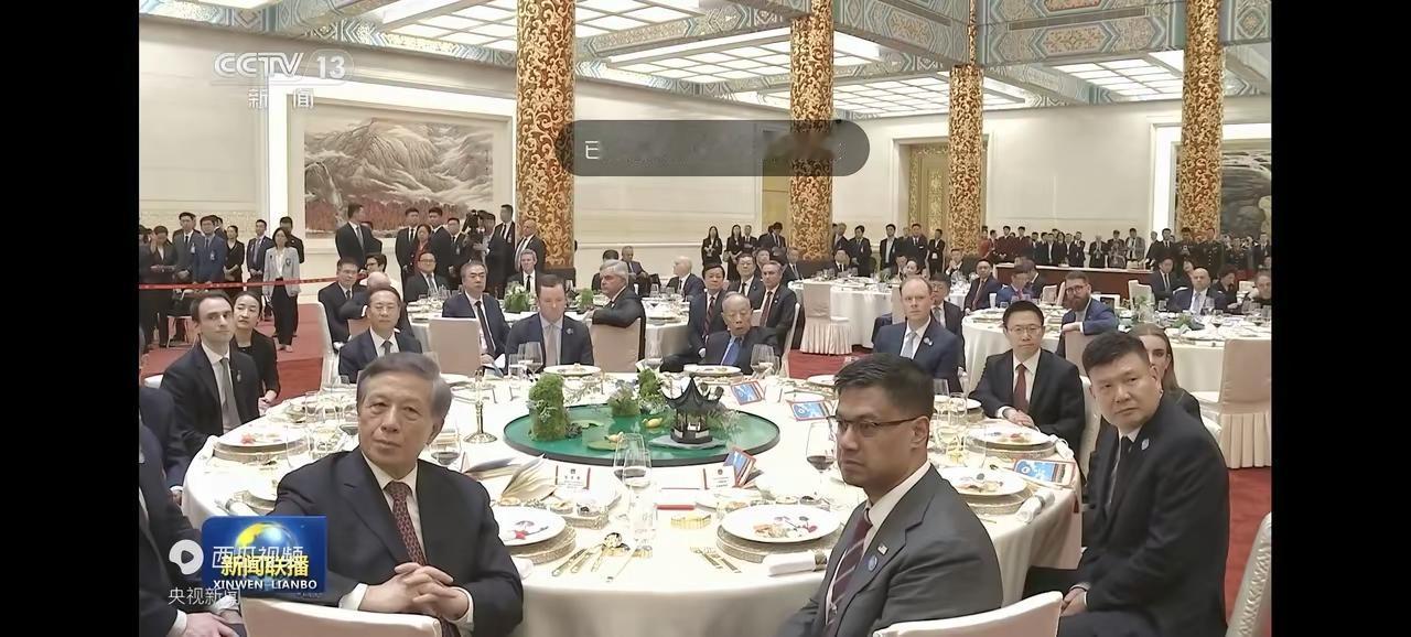 外交部安排得非常周到，好几任驻美大使都出席了晚宴，您能认为几个？