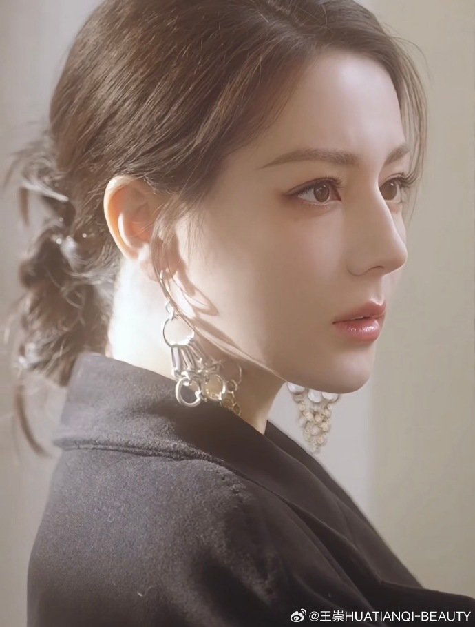 迪丽热巴破碎感女主妆容迪丽热巴破碎感女主妆容王崇给迪丽热巴化的破碎感女主妆