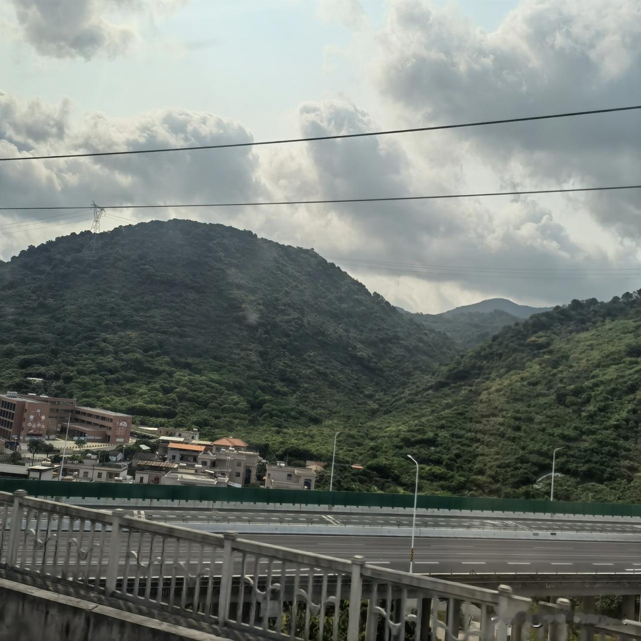 去江西箱包工厂考察的路上。原材料价格涨价，国内箱包行业依旧内卷严重。破局之道，还