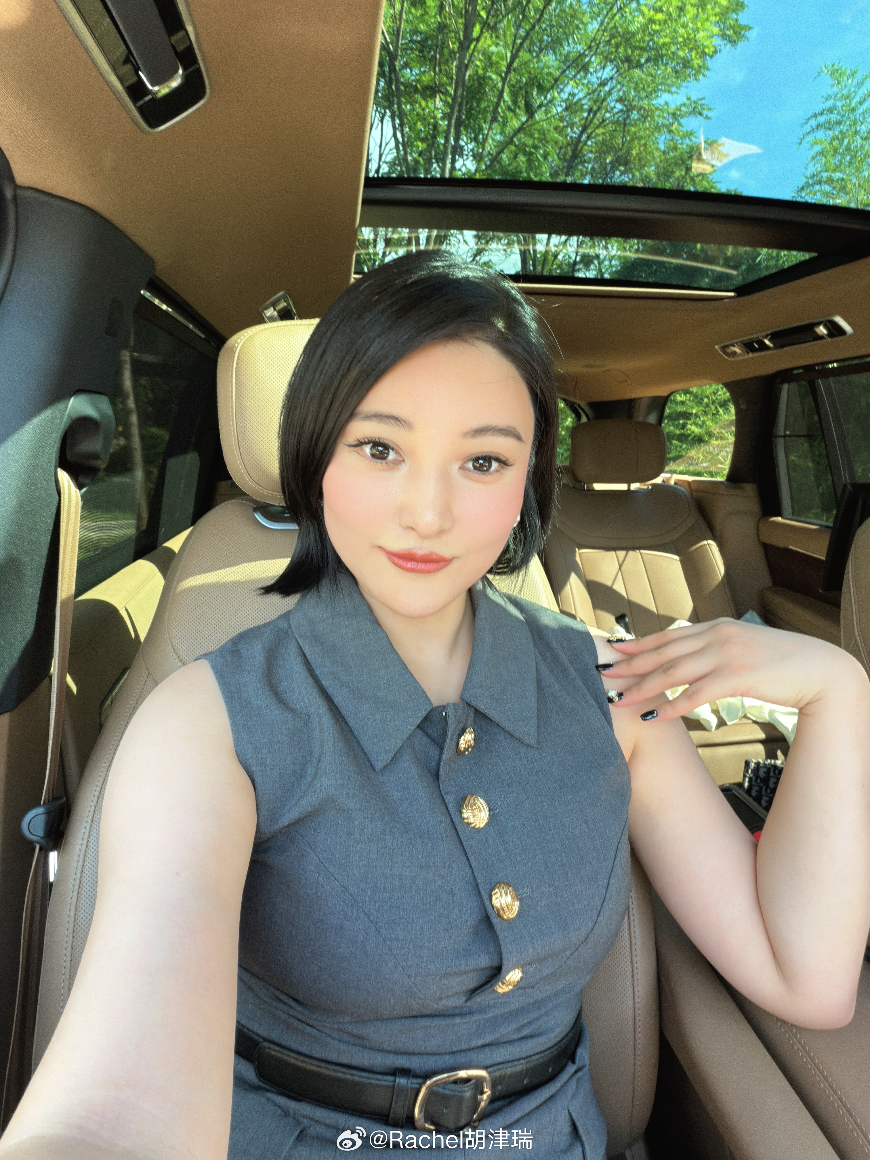 在车里换了几身衣服 一整个汗流浃背 北京·梨园