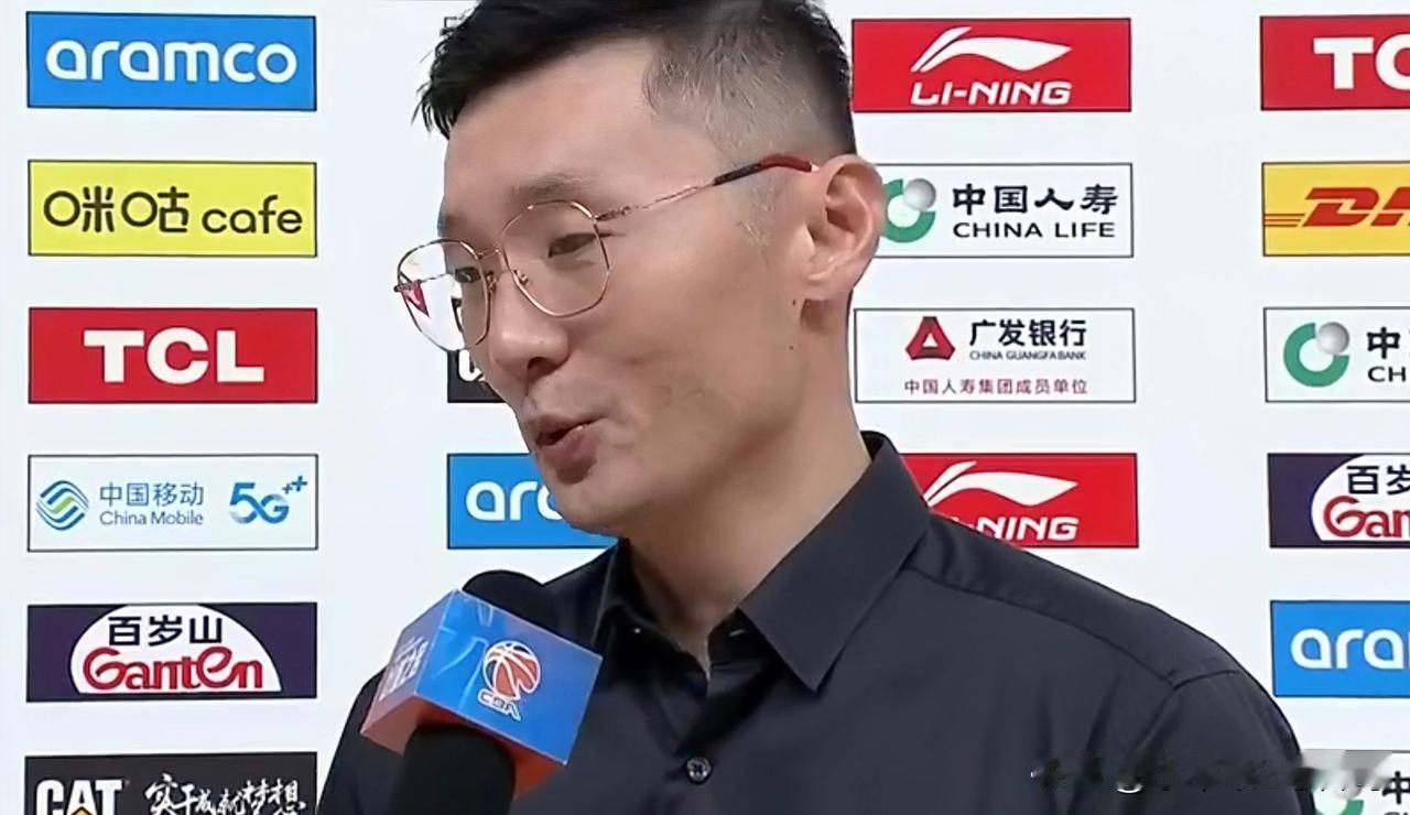 新疆男篮主教练刘炜：我们要向北控多学习拼命倒地的打法。新疆男篮不读北控赛后，新疆