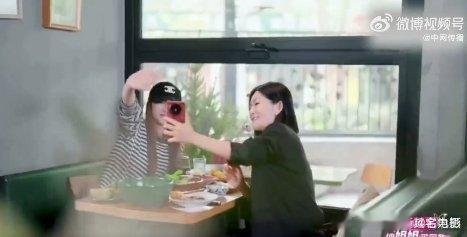 谢娜[超话]谢娜爆料何炅有八块腹肌 谢娜何炅在线约饭熟悉的配方杀我！谢娜爆何老师