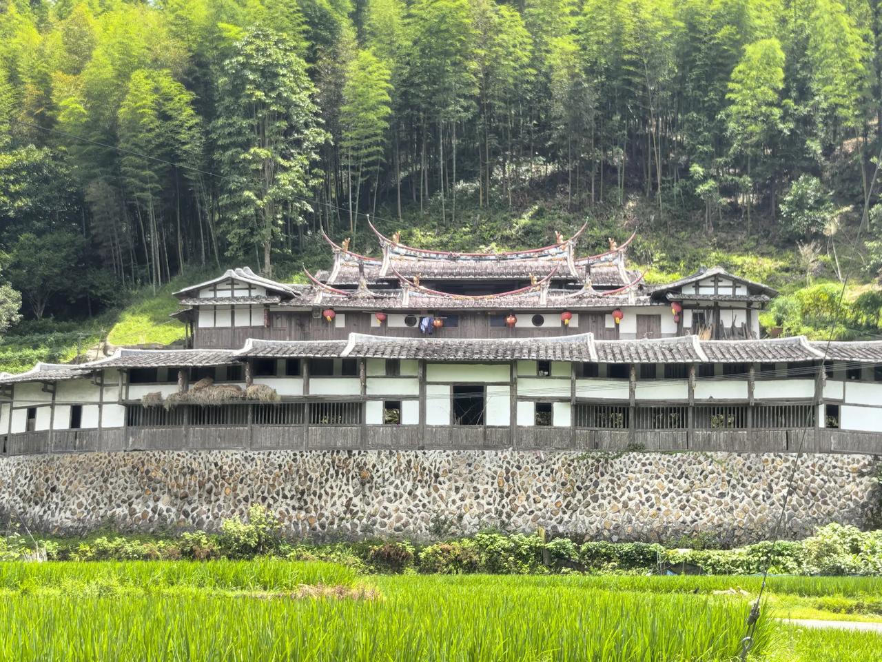 为爱山野间的静谧古韵，于是今天冒着酷暑奔赴大田济阳。

青山连绵，竹海环绕，一座