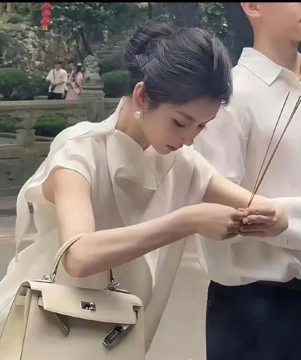 一个包都几十万了。这么有钱，还这么漂亮还能有什么烦恼呢？ ​​​