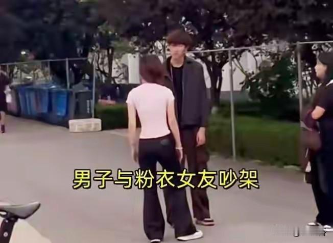 山东高校出了个离谱事儿！男生脚踩两条船被抓包，居然当场动手勒脖子捶打两个女生！