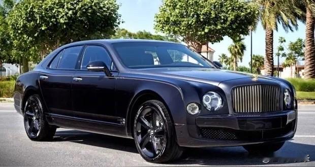 宾利那贵得可不是一星半点。
就拿宾利慕尚来说，官方指导价就得四五百万。
它的内饰