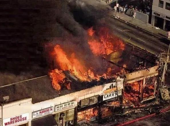 1991年3月3日，因家暴和抢劫而入狱的洛杉矶26岁黑人罗德尼·金被假释出狱。为