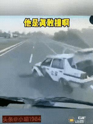 胆子真大！大货车司机明明看见警车停在公路上，他都不急刹车，直接撞了上去，警车被撞